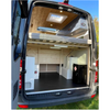 Leichtes Wohnmobil-Möbel aus Aluminium. Wohnmobil-Queensize-Bett mit Stauraum unter dem Bett