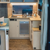 Leichte Wohnmobil-Küchenschränke aus Aluminium sind robust und langlebig, ohne dass sich VW Van verformt